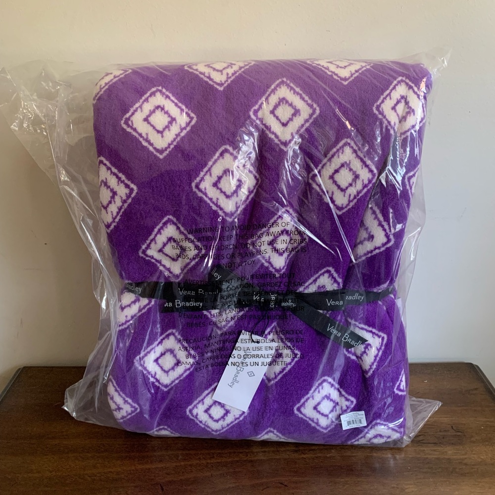 🎉HP🎉 New Oversize Vera Bradley Purple & White Fleece Blanket 66” by 94”